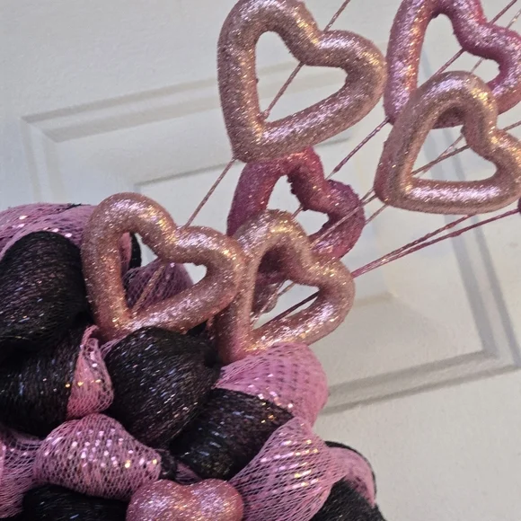 Heart-Shaped Pink and Black Wreath Valentine's Day Decor